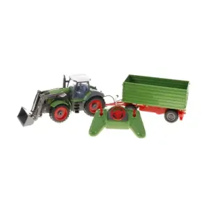RC Traktor se zeleným přívěsem, v měřítku 1:28