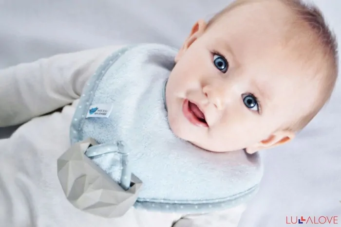 Lullalove SupeRRO baby Hevea - Bryndák a kousátko 2v1, modrý