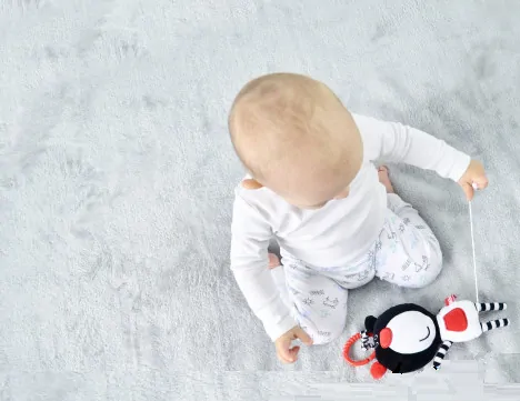 Mom´s Care Závěsný medvídek Buuu s ukolébavkou