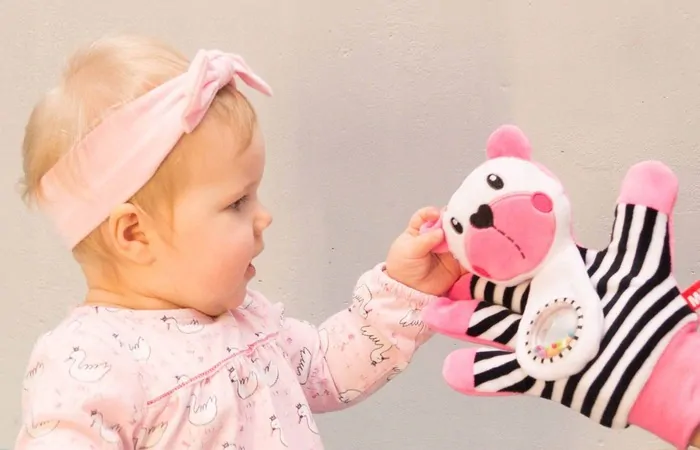Mom´s Care Maňásek na ruku s chrastítkem - mint