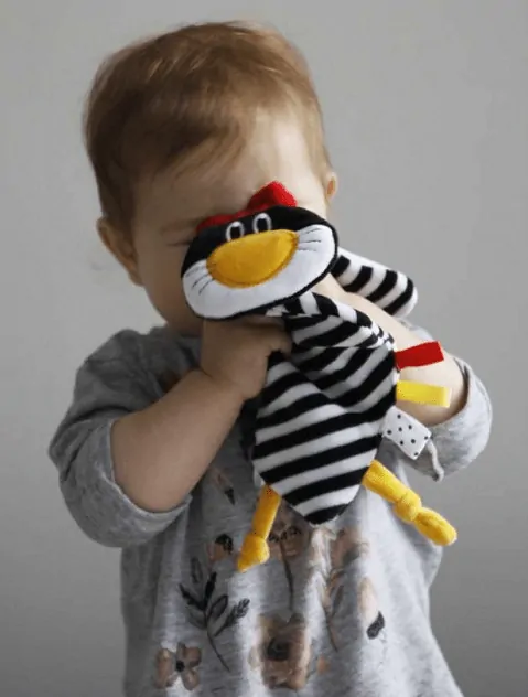 Mom´s Care Mazlící a šustící hračka - Pruhovaný králíček, holka