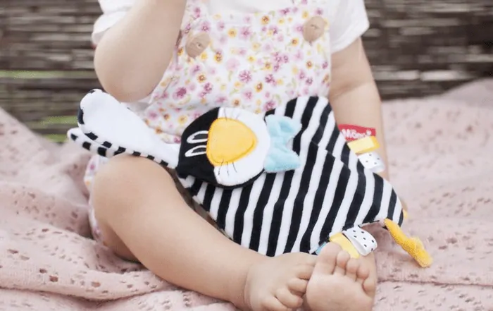 Mom´s Care Mazlící a šustící hračka - Pruhovaný králíček