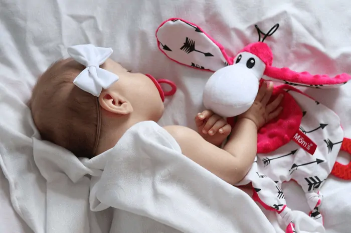 Mom´s Care Mazlící hračka s kousátkem - Sheepi růžová