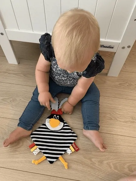 Mom´s Care Mazlící a šustící hračka - Pruhovaný králíček