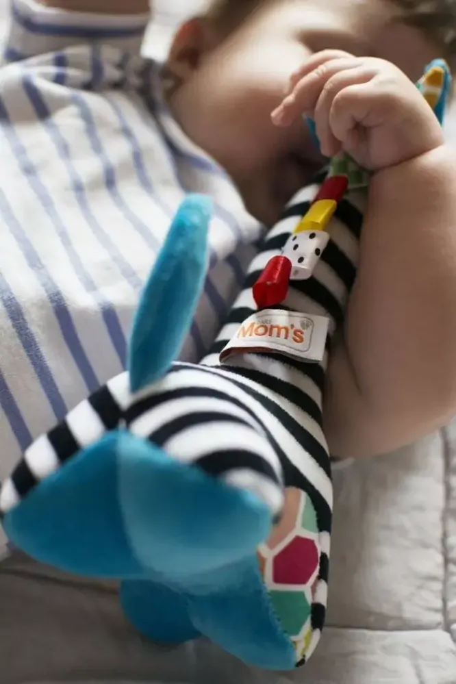 Mom´s Care Edukační hračka s chrastítkem - pruhovaná žirafa