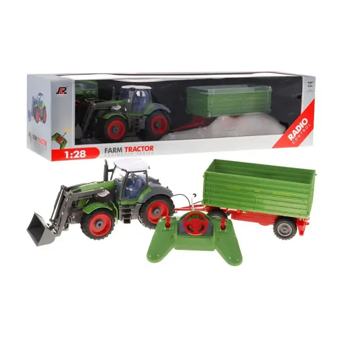 RC Traktor se zeleným přívěsem, v měřítku 1:28