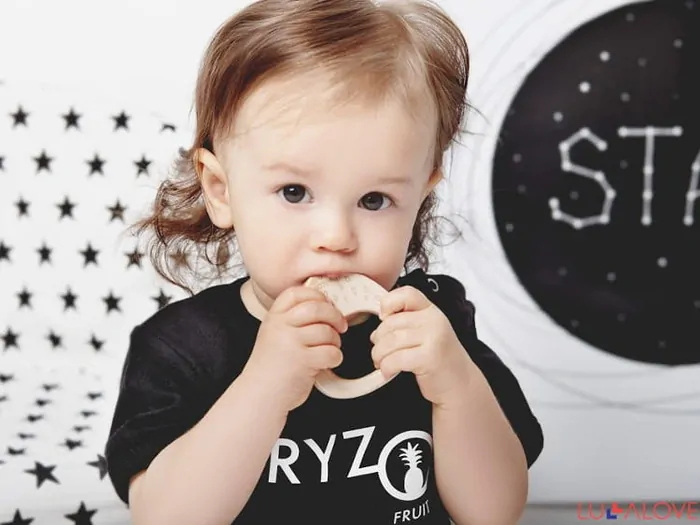 Lullalove Kousátko dřevěné s šátkem - Orange